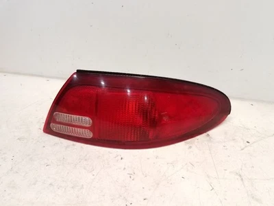 Luz trasera derecha pasajero Ford Escort 1998-02 (sedán) - cuarto de montaje Foto 1 de 4