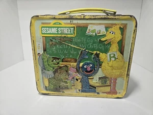 Fiambrera metálica Aladdin Industries Sesame Street amarilla 1979 sin termo - Imagen 1 de 9