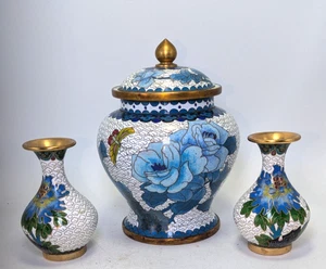 3 VINTAGE BLAUE CLOISONNE BLUMEN INGWER GLAS URNE ENDDECKEL VASE MESSING SCHMETTERLING - Bild 1 von 12