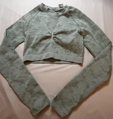 Top corto Gymshark manga larga verde menta aspecto camuflaje talla mediana recortes traseros usado en excelente estado Foto 1 de 4
