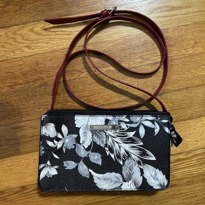 Bolso sin asas Nine West negro/blanco floral rojo con correa cruzada pequeño con cremallera usado en excelente estado Foto 1 de 4