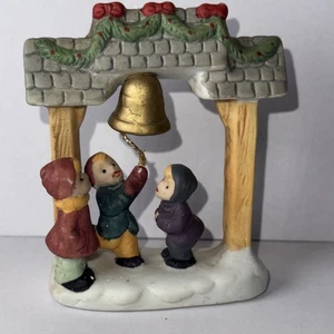 Estatuilla de porcelana vintage Lemax Dickensvale Christmas Village tocando campana de la ciudad - Imagen 1 de 7