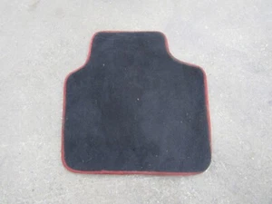 Pontiac GTO 2004-2006 fabricante de equipos originales alfombrilla trasera con borde rojo lado del pasajero 2P6 - Imagen 1 de 1
