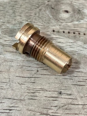 Estufa Coleman 502 - Válvula de retención NRV - boca grande - bola se mueve libremente Foto 1 de 4