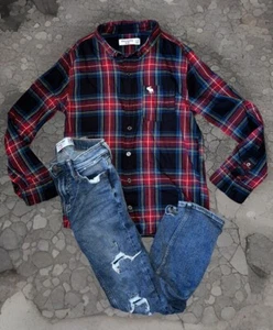 Camisa multicolor con botones y jeans rectos ajustados Abercrombie para niños talla 9/10 usados en excelente estado - Imagen 1 de 14