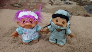 Vintage Arzt & Krankenschwester Troll Puppe Set - 1986 Dam Dr. 2001 Playmate Krankenschwester mit Brille - Bild 1 von 6