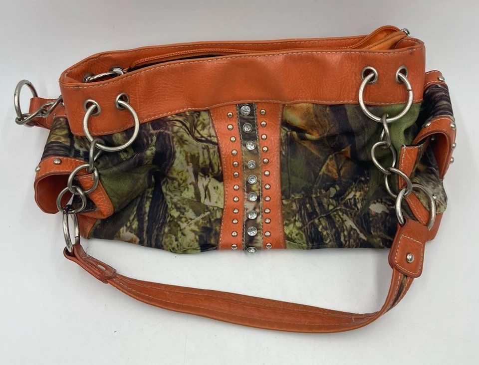 Cartera/bolso de mano Realtree camuflaje tachuelas y detalles de hebilla de diamantes de imitación y asa Foto 1 de 4