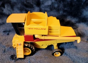 Vintage 1/32 Yellow New Holland Diecast Combine Farm Tractor - Picture 1 of 7