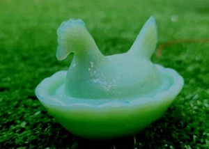 Huhn grüne Henne Jadeit Jadit Schmuckstück auf Nest 2 1/4" Glas bedeckt auf Korb - Bild 1 von 19
