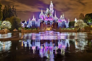 Disney Castle At Christmas CANVAS OR PRINT WALL ART - Picture 1 of 1