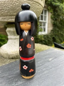 2 Kokeshi Dolls in black gowns painted with blossom Design, 22cm and 21cm high - Picture 1 of 16