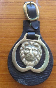 Medaglione vintage cavallo inglese design ottone leone su pelle - Foto 1 di 3