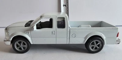 Modelo diecast de una camioneta Ford F-250 2008 blanca. Algunos daños. Ver fotos Foto 1 de 4
