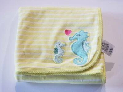 Cobertor de recepção Carters listrado amarelo e branco cavalo-marinho rosa coração bebê - Imagem 1 de 3