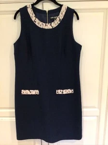 Karl Lagerfeld 12 Marineblaumantelkleid mit Spitzenkragen und Taschendetails gebraucht - Bild 1 von 4