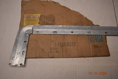 Rellenos de parachoques delantero Electra LeSabre Estate Wagon 25516372 NOS GM Buick Foto 1 de 2