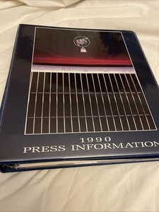 NOS Riesige 1990 Buick Pressemappe, 3 Ringordner, 24 Fotos + Farbdias Prospekte - Bild 1 von 24