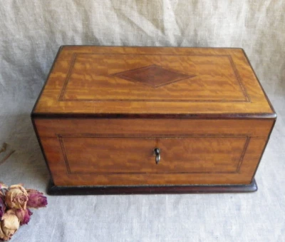 ANCIEN COFFRE EN BOIS, BOÎTE EN MARQUETERIE - XIXème - Photo 1/4