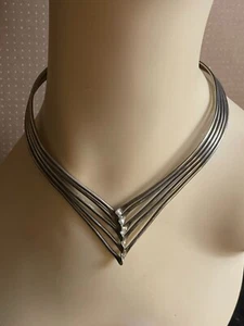 ATEMBERAUBENDE HANDGEMACHTE GEFORMTE GEFORMTE SILBERFARBENE DRAHTHALSBAND COLLIER HALSKETTE - Bild 1 von 8