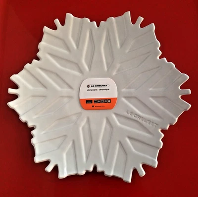 Plato de copo de nieve Le Creuset 12” blanco nuevo en caja de gres plato para servir vacaciones nuevo en Foto 1 de 4