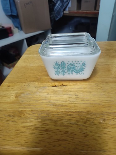 Vintage 4 piece pyrex Blue Amish Butter print refrigerator dishes.