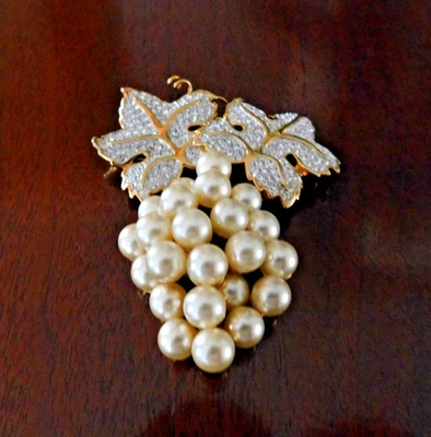 VTG. 1980 SIGNED SWAROVSKI FAUX PEARL RHINESTONE & 23K GOLD PLATED GRAPE BROOCH - Image 1 of 4