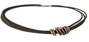 Collana NOOR Exclusive Loops modello oro 18 kt/pelle nappa cordoncino diamanti - Foto 1 di 13