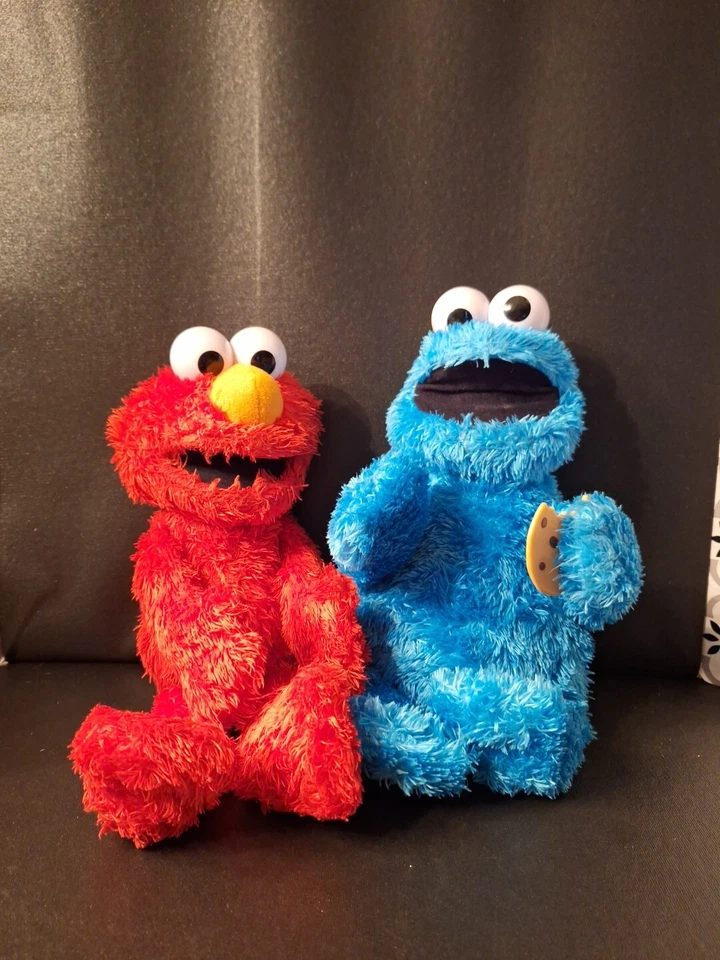 Peluche Sesame Street Hasbro 2016 Tickle Me Elmo y 2017 Cookie Monster Talking Foto 1 de 4