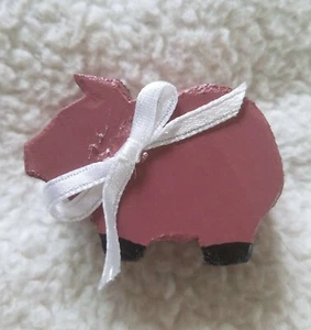 Decoración de estante hecho a mano de madera pintada a mano ~ Cerdo con arco ~ Color rosa oscuro - Imagen 1 de 3