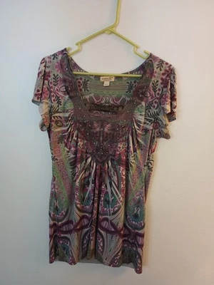 Túnica One World tamanho M floral enfeitada artística - Imagem 1 de 4