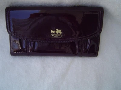 AUTÉNTICA CARTERA COACH MADISON CIRUELA CHAROL CHEQUERA USADA EN EXCELENTE ESTADO Foto 1 de 4