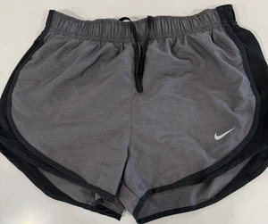 Nike Dri Fit gefütterte Damenshorts kleiner Kordelzug grau schwarz sportlich Laufen - Bild 1 von 3