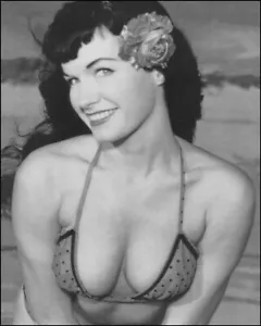 BETTIE PAGE ~ RISQUE ~ VERY BEAUTIFUL PIN UP! ~ VERY NICE PHOTO 8 X 10! F9 - Picture 1 of 4