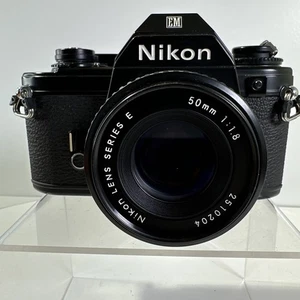 FUNCIONANDO Nikon EM 35mm cámara de película SLR negra 50mm f1.8 Serie E lente - Imagen 1 de 13