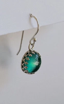 Pendiente de una sola gota con crisoprasa en montura de bisel de plata 925 Argentium Foto 1 de 4