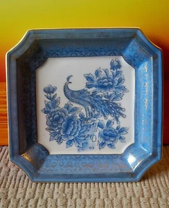 Andrea von Sadek 8" Quadratisch Blau und Gold Pfau Teller Handbemalt #7949 - Bild 1 von 3
