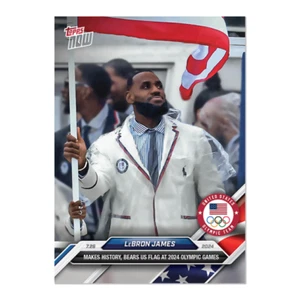 2024 TOPPS NOW OLYMPICS #4 LEBRON JAMES - BEARS US FLAG AT OLYMPIC GAMES - Foto 1 di 2