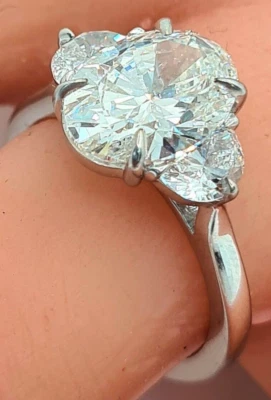 4.60 Ct E VS1 Oval Lab Grown Diamond Ring IGI Certified Platinum 3 Stone Ring - Image 1 of 4