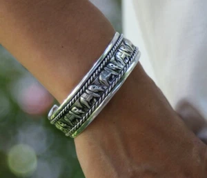 ¡Bonito! Brazalete de aluminio de elefante tailandés talla 6"-8" COMO PLATEADO  - Imagen 1 de 4
