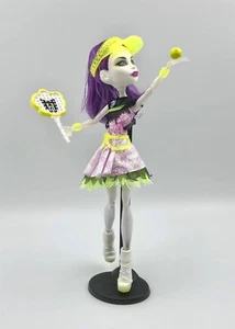 2013 Monster High Spectra Vondergeist - Ghoul Sports. New Unboxed Doll & Stand - Picture 1 of 14