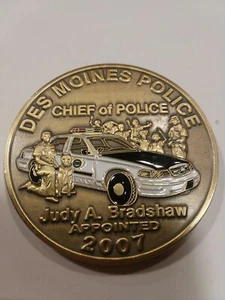DES MOINES POLICE DEPARTMENT CHIEF JUDY BRADSHAW Challenge Coin - Picture 1 of 2