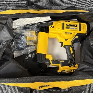 Kit de grapadora calibre 18 DEWALT DCN681D1 - Imagen 1 de 7