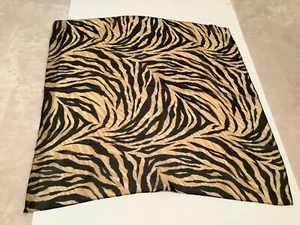 Mujer Moda Bufanda Cuadrada Satén Negro Crema Animal Estampado Cebra 20"x20" - Imagen 1 de 4