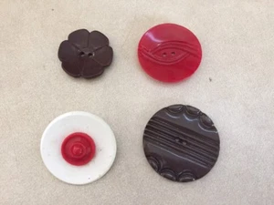 Lot 4 Vtg Mid Century Red Brown White Plastic Bakelite? Shank Buttons 2.5-3.5cm - Picture 1 of 8