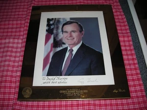 Pres. Geo. H.W. Busch handsigniertes Einweihungsfoto im Messingrahmen - Bild 1 von 3