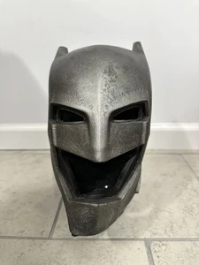 Armored Batman helmet,  worn  in Batman v Superman: Dawn of Justice. - Picture 1 of 5