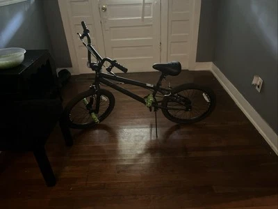 Bicicleta BMX para 9-8 Your Olds tiene 2 meses de antigüedad por solo 100 dólares nunca usada Foto 1 de 4