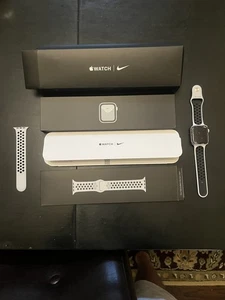 Nike Apple Watch SE 44mm Silver Aluminum –  Works But Majorly Cracked Screen - Photo 1 sur 9