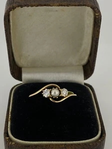 Antique Old Cut Diamond (0.30ct) & Seed Pearl Three-Stone 18K Yellow Gold Ring - Bild 1 von 7