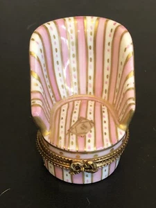 Limoges Frankreich Peint Main HANDBEMALT ROSA SESSEL STUHL MIT BUCH Schmuckkästchen - Bild 1 von 5